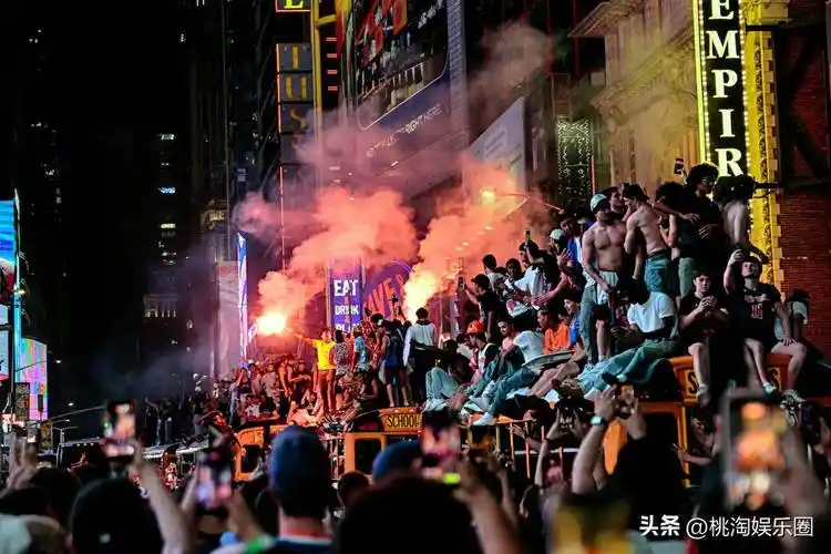 纽约双线狂欢：世界杯倒计时遇上尼克斯夺冠游行，数百万球迷燃爆全城